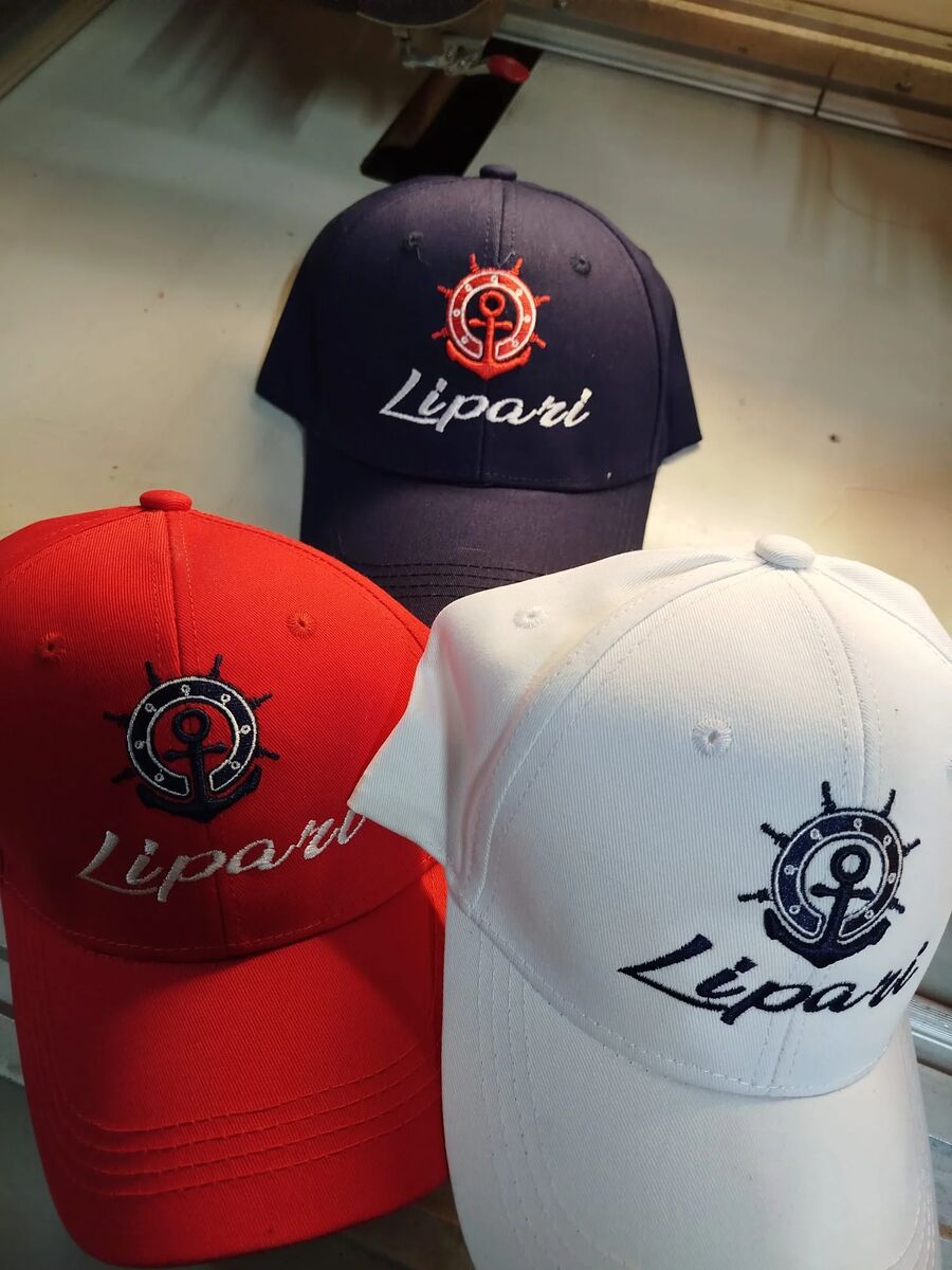 Cappellini ricamati Lipari