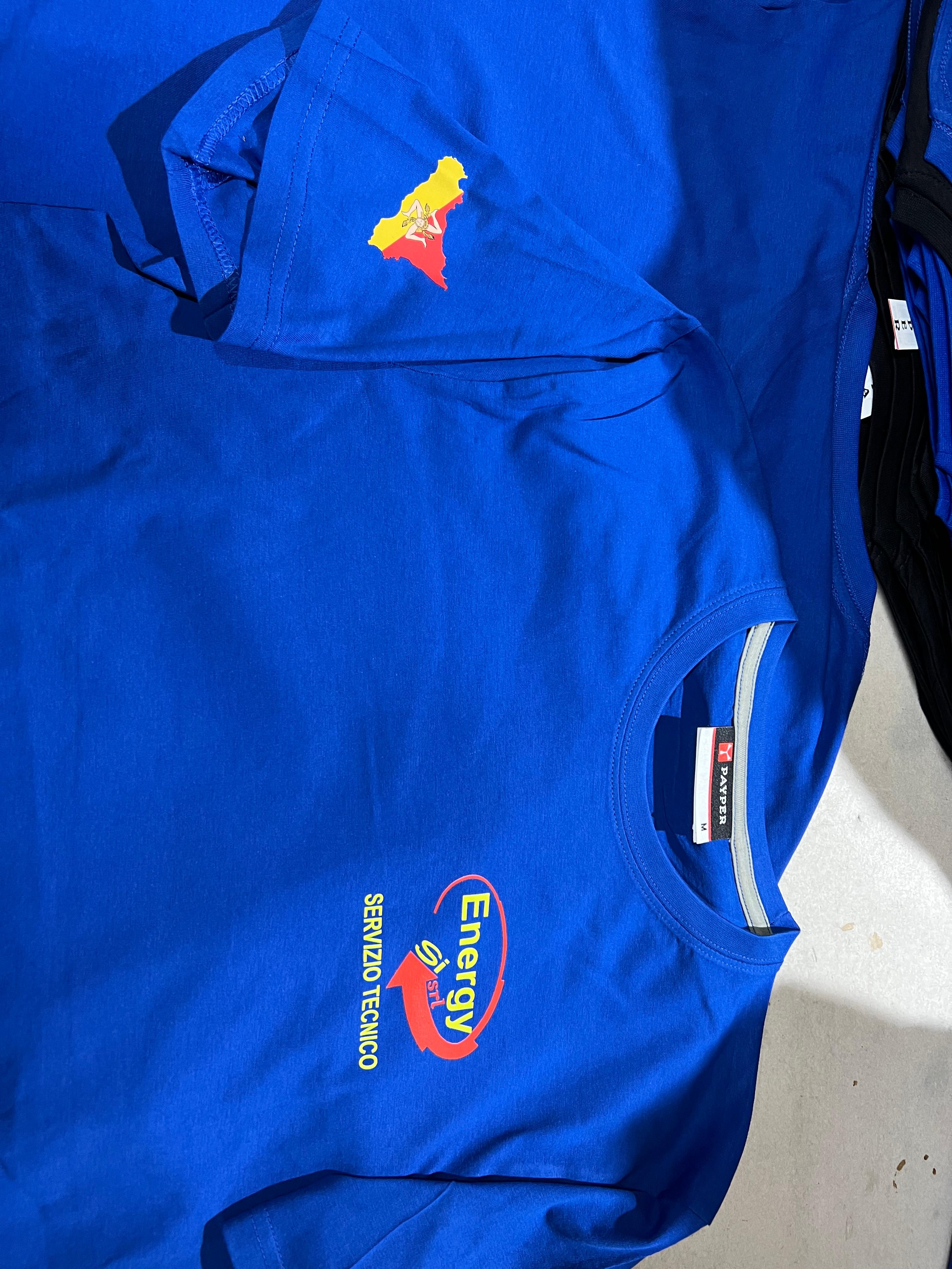 T-shirt blu con stampa DTF aziendale